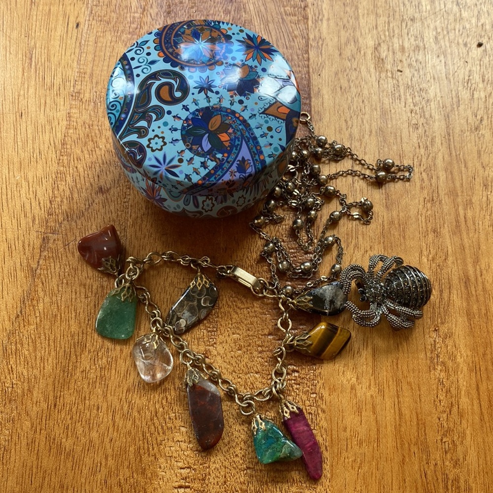 SPECIAL Lidded Tin withSpider Brooch Multi-stone Bracelet & Necklace - Picture 5 of 11